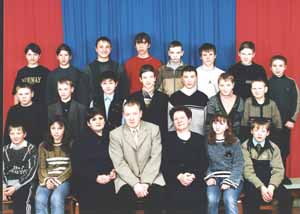 8 класс вместе с директором школы Кесслером Максимом Николаевичем. 2002-2003 учебный год.