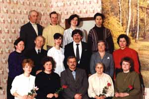 Коллектив учителей во главе с директором Корытиным Владимиром Павловичем. 1995 год.